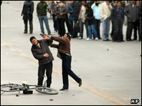 مرد تبتی مهاجر چینی تبار را در لهاسا کتک می زند