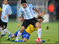 Riquelme passa por Lucas durante a vitória argentina