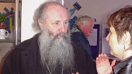 Y Tad Deiniol yn sgwrsio mewn digwyddiad ym Mlaenau Ffestiniog