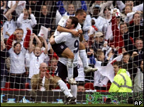 Jogadores da seleção inglesa comemorando gol
