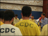 Imigrantes ilegais brasileiros sendo deportados dos Estados Unidos para o Brasil