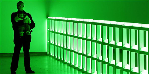 伦敦海沃德艺术馆展览20世纪美国艺术家丹·弗莱文的装置艺术