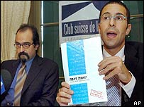 Palestino Ghait Al Omari (à esq.) e israelense Daniel Levy apresentaam o plano alternativo