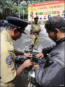 Cảnh sát kiểm tra người dân trước hội nghị thượng đỉnh Saarc tại Colombo ngày 30 tháng bảy năm 2008