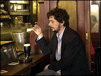 Kuřák v irském baru