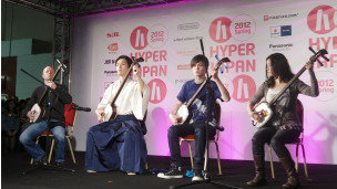 Hibiki Ichikawa先生（左二）和他在倫敦的弟子們演奏日本傳統樂器三昧線