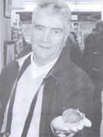 Donald Glyn gyda'r bom