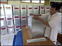 Endonezyalı seçim görevlisi sandıkları hazırlıyor