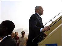 ABD Dışişeri Bakanı Colin Powell Pakistan'a gitmek üzere uçağına binerken