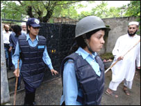 پولیس امام مسجد کے گھر کے باہر