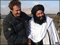 ملا عبدالسلام و یک نظامی بریتانیایی در موسی قلعه