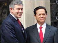 Hai thủ tướng Nguyễn Tấn Dũng và Gordon Brown-hình từ trang VietnamNet