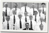 Rhai o aelodau Cor Meibion Madog