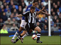 Michael Owen trong trận gặp Overton