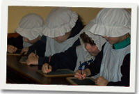 Plant ysgol Morfa Nefyn wedi gwisgo i fyny i ddathlu canmlwyddiant eu hysgol.