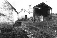 Iard ac adeiladau ar fferm Cefn-hendre yn 1954. Llun yr Heddlu. Darparwyd y llun gan Hywel Jones