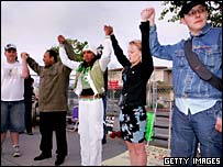 گروهی از مشتاقان مايکل جکسون در خارج از ساختمان دادگاه