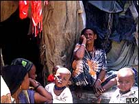 Mogadişu'da evlerini terk etmek zorunda kalmış insanlar