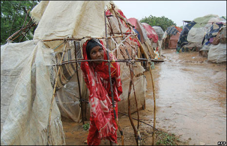 Một người phụ nữ bị mất nhà cửa tại khu trại tạm bên ngoài Mogadishu