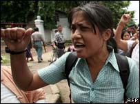 Protesto contra o aumento do preço do combustível em Mianmar, em 22 de agosto 