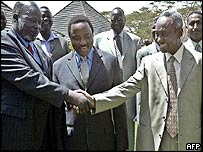 O líder rebelde Garang (esq.) e o vice-presidente sudanês, Ali Taha