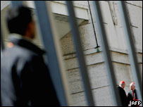 Cardeais são observados conversando no Vaticano