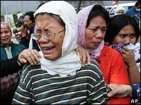 Thân nhân của một bé trai năm tuổi bị chết tại bệnh viện ở Jakarta 21/9/2005