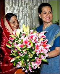 सोनिया गांधी के साथ प्रतिभा पाटिल