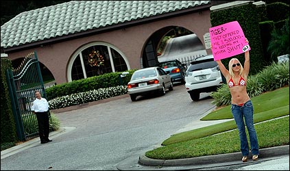 Una mujer envía un mensaje a Tiger Woods