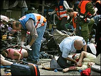 Tel Aviv'deki patlamanın ardından olay yerindeki sağlık görevlileri