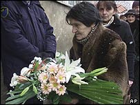 Pessoas em funeral na Geórgia