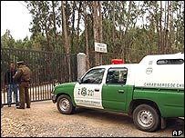 Policial e segurança no lado de fora da residência de Pinochet