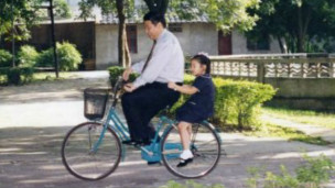 习近平和女儿旧照（新华社图片）