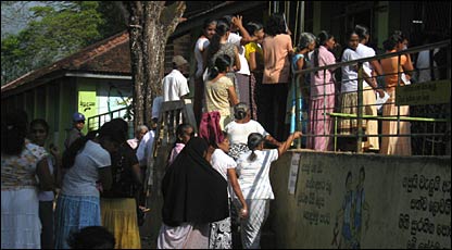 People queuing to cast their vote in Sri Lanka (photo: Ajith Lal Shantha Udaya)
