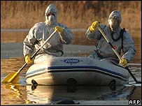 Bombeiros fazem busca no Rio Vltava 