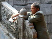 Nhà phê bình Vương Trí Nhàn tại chùa Bút Tháp