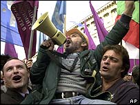 Demonstranti provolávali protivládní hesla