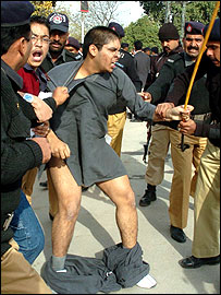 پولیس اہلکار محمد بن مسعود کو تشدد کا نشانہ بناتے ہوئے