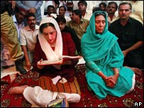 Benazir Bhutto rezou no túmulo de seu pai