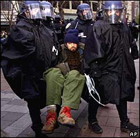 Manifestante é carregado pela tropa de choque em Seattle