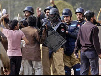 پولیس اور مظاہرین