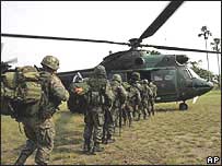 Soldados equatorianos sendo enviados para a fronteira com a Colômbia