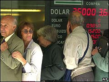 Clientes haciendo cola frente a un banco durante el "corralito" en Argentina