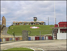 Tierra de nadie, donde se reúnen los militares de los dos países (Foto: Raquel Pérez)