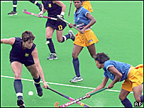 महिला हॉकी के लीग मैच में दक्षिण अफ़्रीका और भारत 