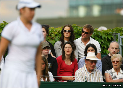 Cựu tuyển thủ Anh Teddy Sheringham tới xem Mel South thi đấu.