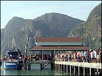 Hàng trăm người đang được chờ để đưa ra khỏi khu vực bị nạn 