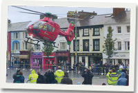 Yr ambiwlans yn cyrraedd Caernarfon