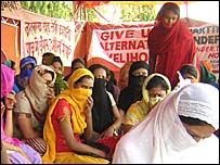 बार गर्ल्स का धरना