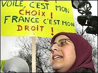 Účastnice protestní demonstrace v Paříži